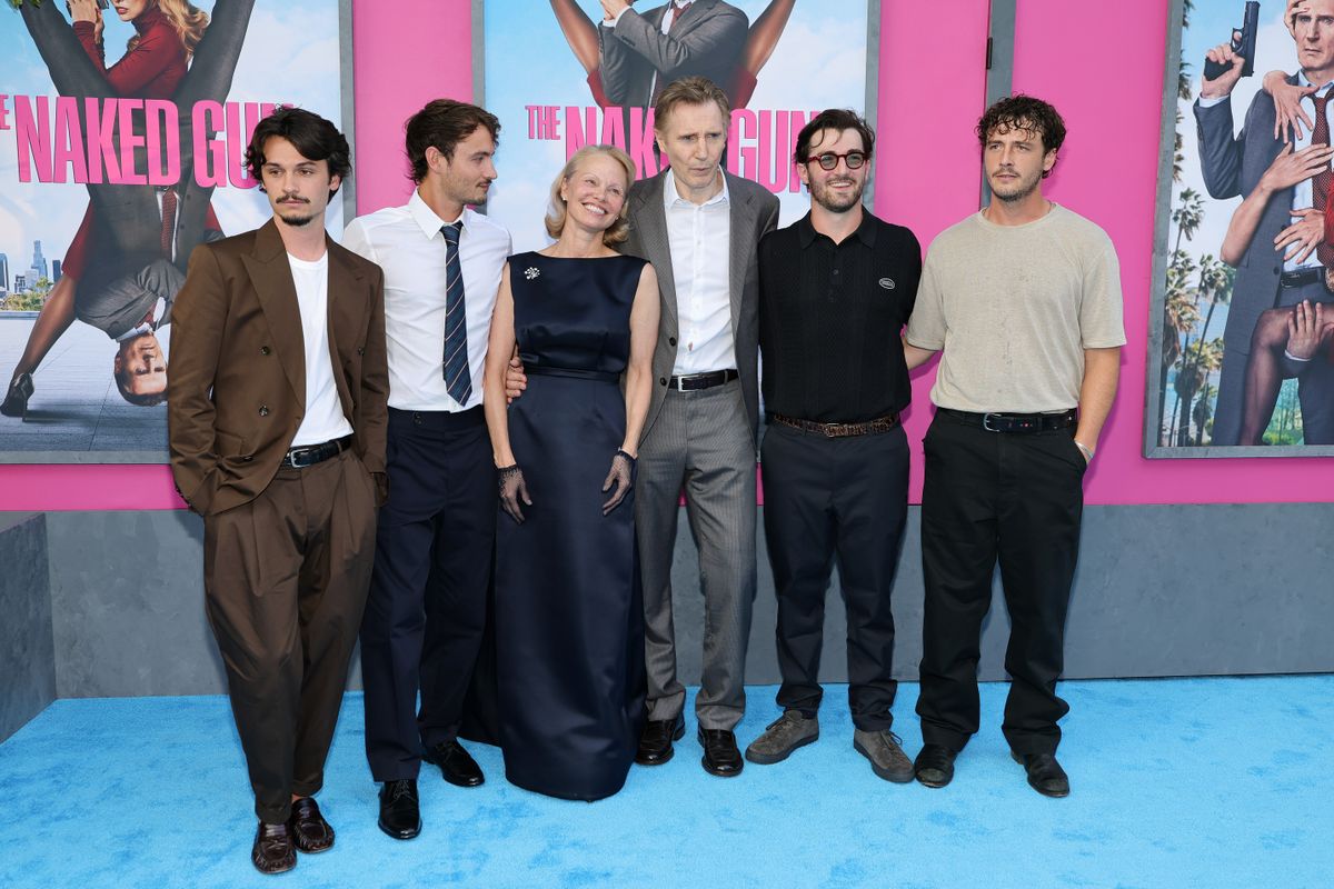A Csupasz pisztoly premierjén az Anderson-Neeson család (balról jobbra): Dylan Jagger Lee, Brandon Thomas Lee, Pamela Anderson, Liam Neeson, Daniel Neeson és Micheál Neeson