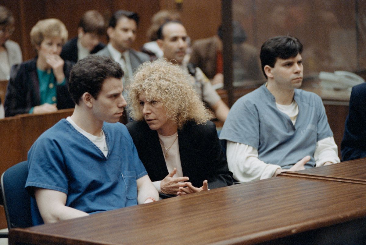 A Menendez testvérek tárgyalása Los Angelesben 994. március 9-én - balról jobbra : Erik Menendez, az ügyvéd, Leslie Abramson és Lyle Menendez.