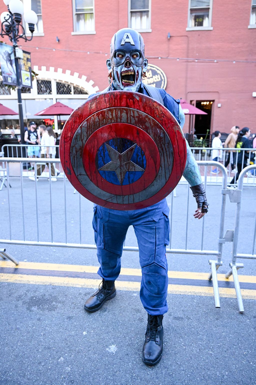 Maga Amerika Kapitány is eljött megnézni, hogy kit kell megvédeni.