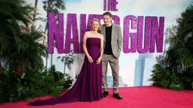 Mi van köztük valójában? Pamela Anderson és Liam Neeson most egy hajón romantikázott - Videó!