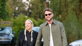 Lebuktak: a világhírű énekesnő Sia egy 21 évvel fiatalabb botránycelebbel jár - Fotó!