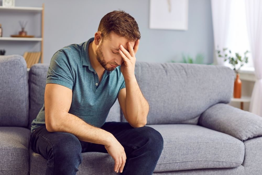 párkapcsolat, kanapé, férfi, Néha nyomasztó férfiként egy sikeres nő párjának lenni.