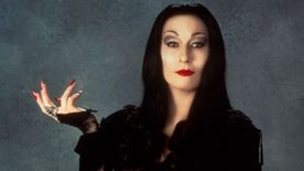 Nála senki nem lesz jobb Morticia Addams – 74 éves lett Anjelica Huston, akinek a pillantásától megfagy a levegő
