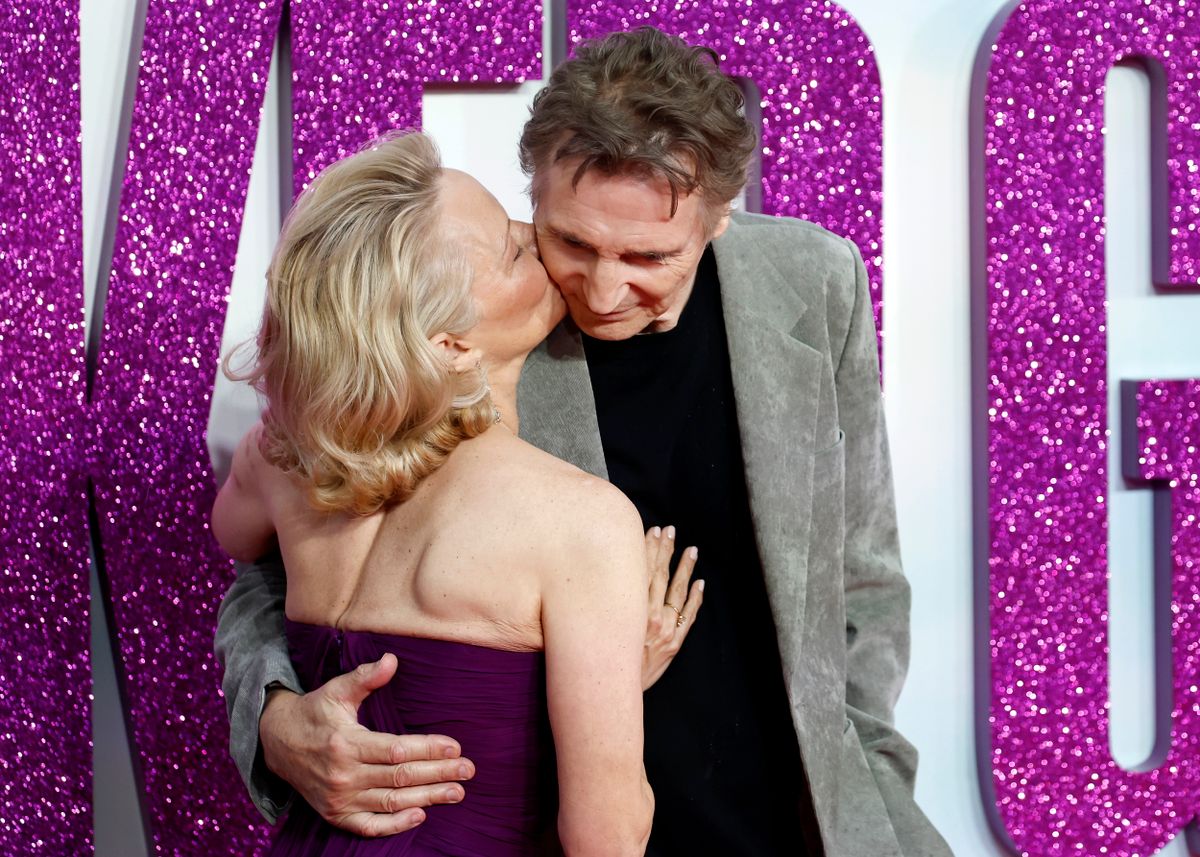 Pamela Anderson és Liam Neeson úgy pózolnak a vörös szőnyegen, mint egy pár