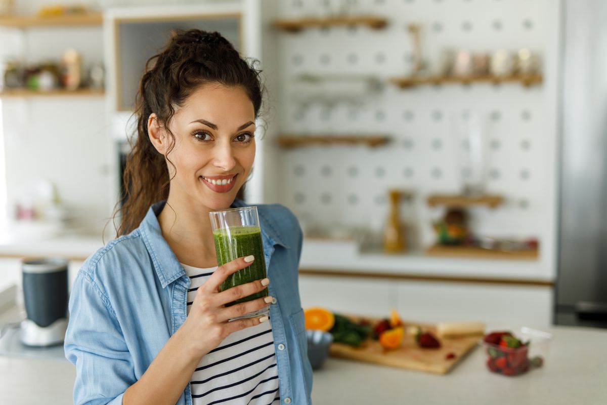 nő egészséges smoothiet iszik reggel
