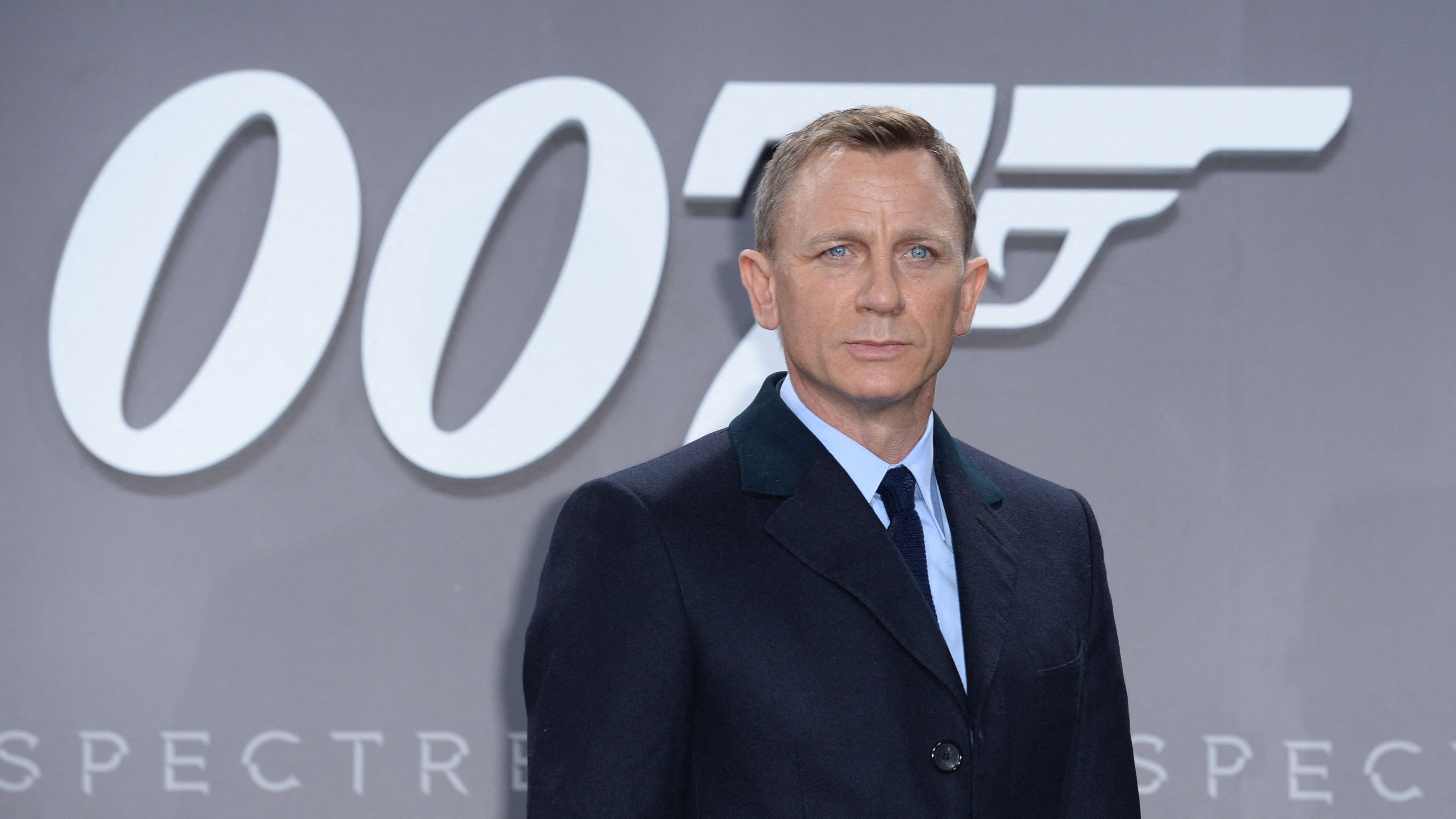Daniel Craig színész pózol a berlini Potsdamer Platzon található Cinestar moziban a Spectre című új James Bond-film németországi premierjén 2015. október 28-án.