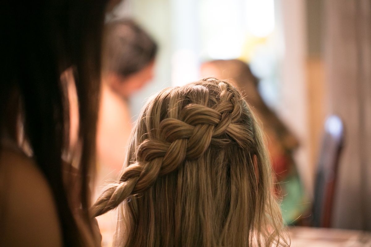 A frizura nemcsak elegáns de dúsabb is lesz a dutch braid-del.