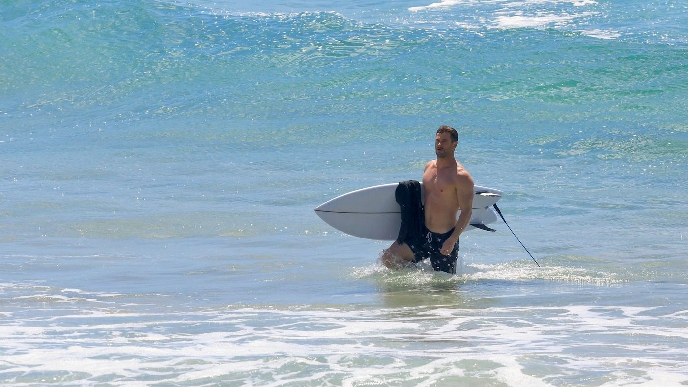 Chris Hemsworth ausztrál színész szörfözik