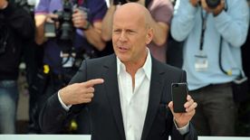 Szívfacsaró, friss képeket osztott meg lánya a nagybeteg Bruce Willisről - Videó