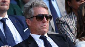 Hugh Grant nagyon beégett: elaludt Wimbledonban Kamilla királyné mögött - VIDEÓ