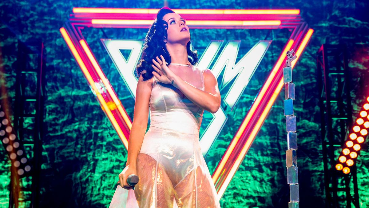 Hasra esett a színpadon Katy Perry — A  rajongók aggódnak a popsztárért, aki koncert közben úgy terült ki, mint egy béka — VIDEÓ