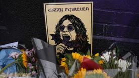 Elképesztő produkcióval búcsúzott a brit királyi család Ozzy Osbourne-tól - Nézd meg, mi történt a palota előtt