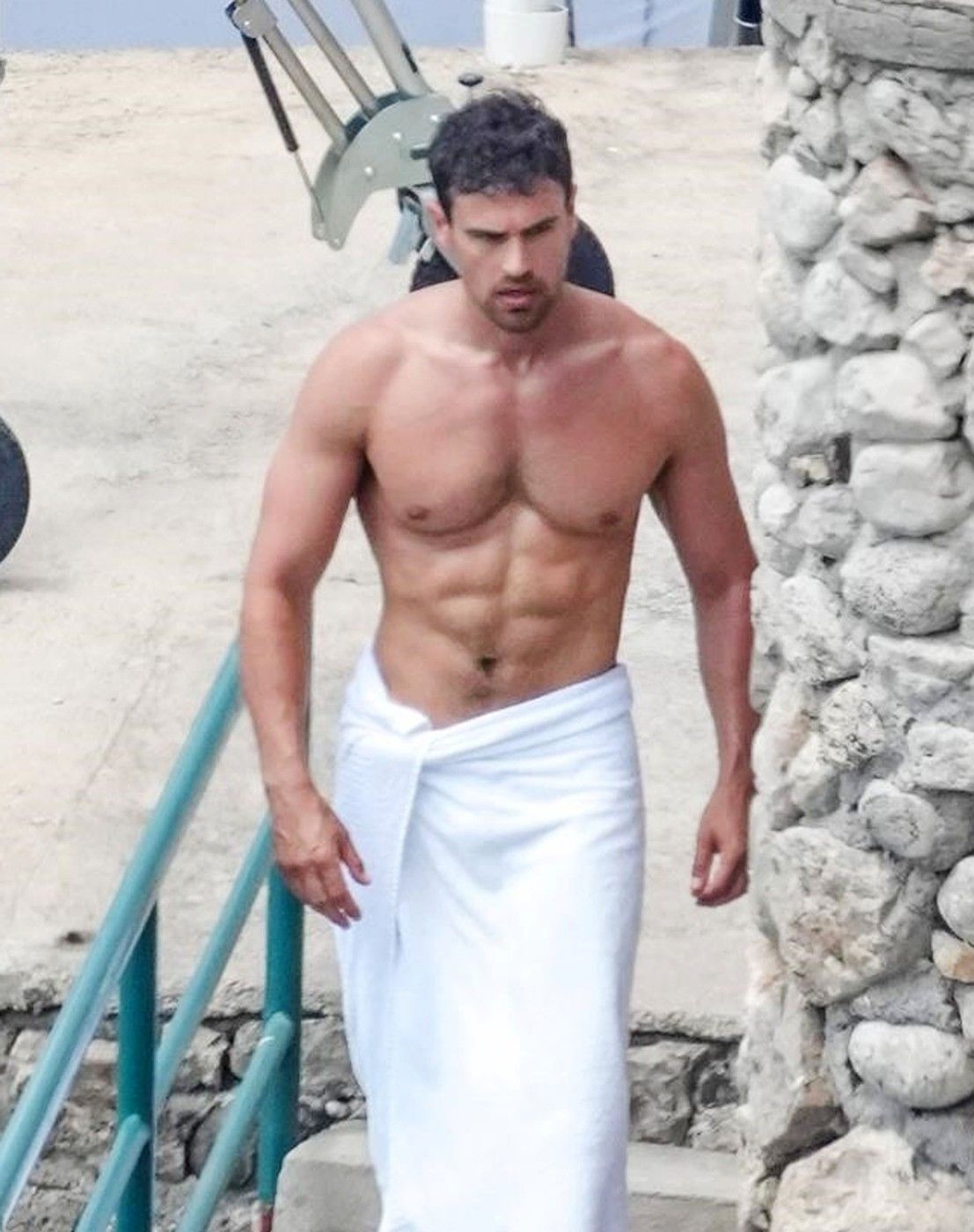 Theo James Caprin a Dolce and Gabbana forgatásán
