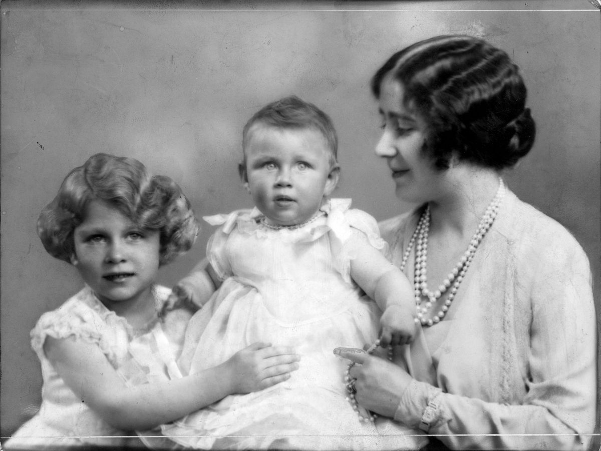 circa 1930:  Queen Elizabeth, Queen Consort to King George VI with Princesses Elizabeth (left) and Margaret Rose (1930 - 2002).  (Photo by Hulton Archive/Getty Images)