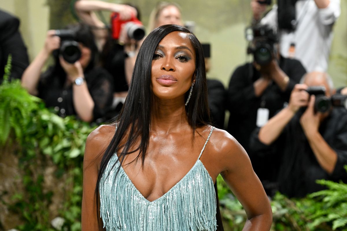 Oldalválasztékos frizura Naomi Campbell prezentációjában a 2024-es Met Gálán