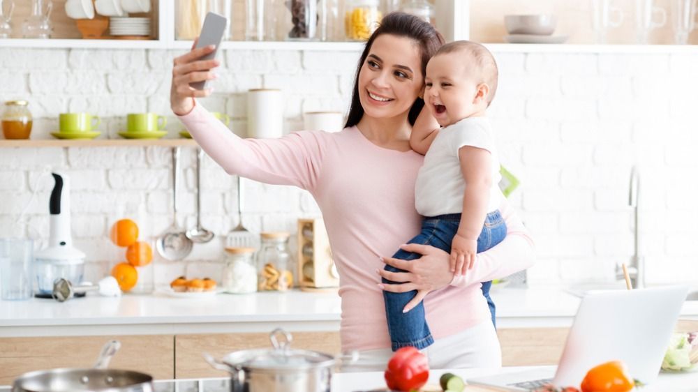 TikTok trend, momlife jelenség a közösségi média világában