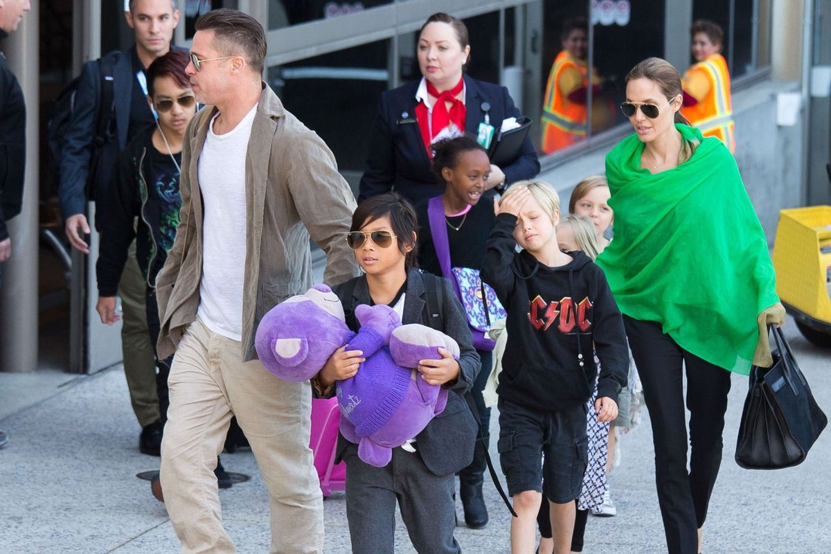 Brad Pitt és Angelina Jolie a gyerekkel 2014-ben 