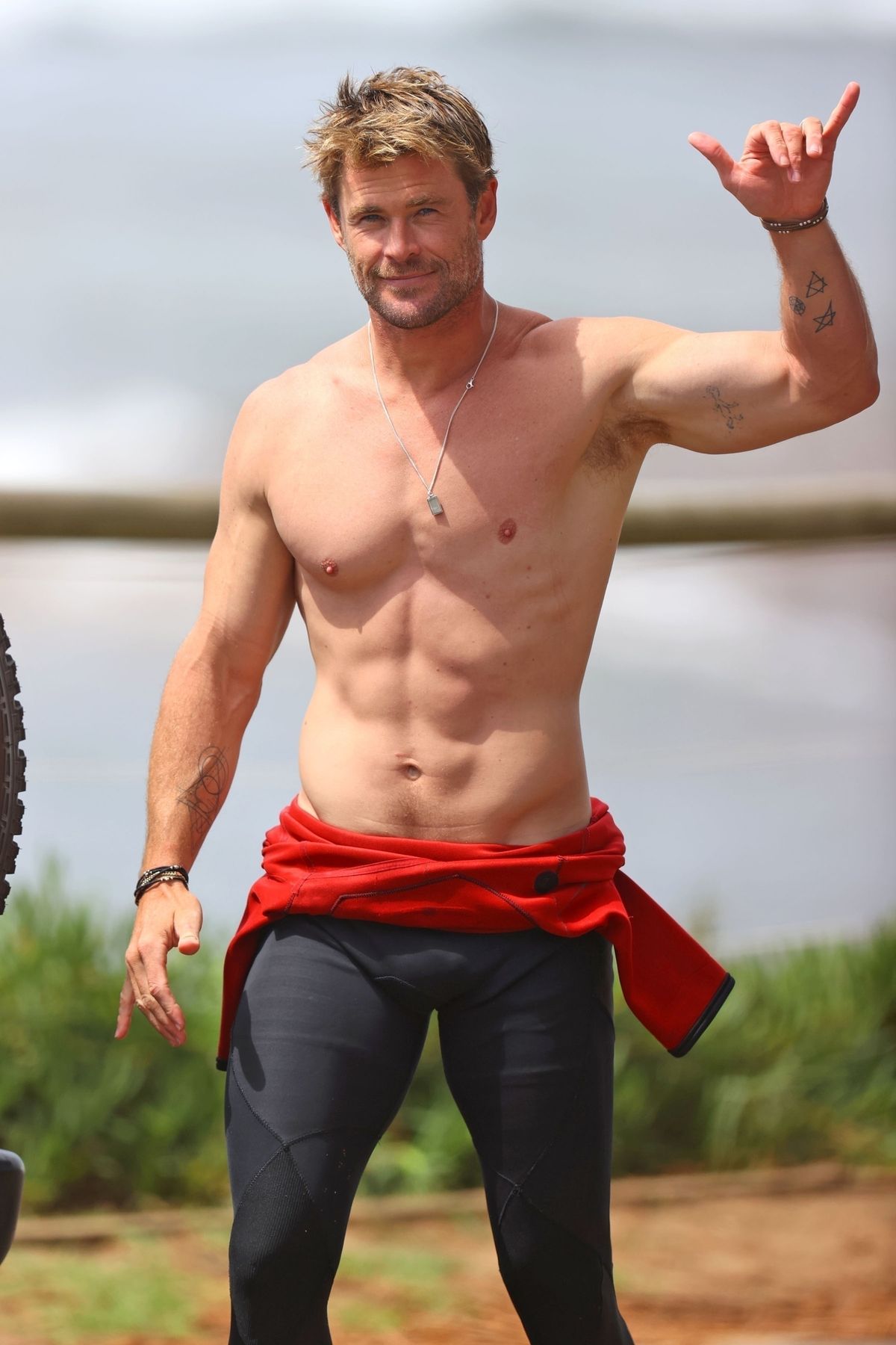 Chris Hemsworth szörfözés közben 