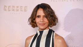 Levetkőzött Halle Berry — A sztár nem bírta a sivatagi forróságot, ruha nélkül mutogatta bomba testét — FOTÓ