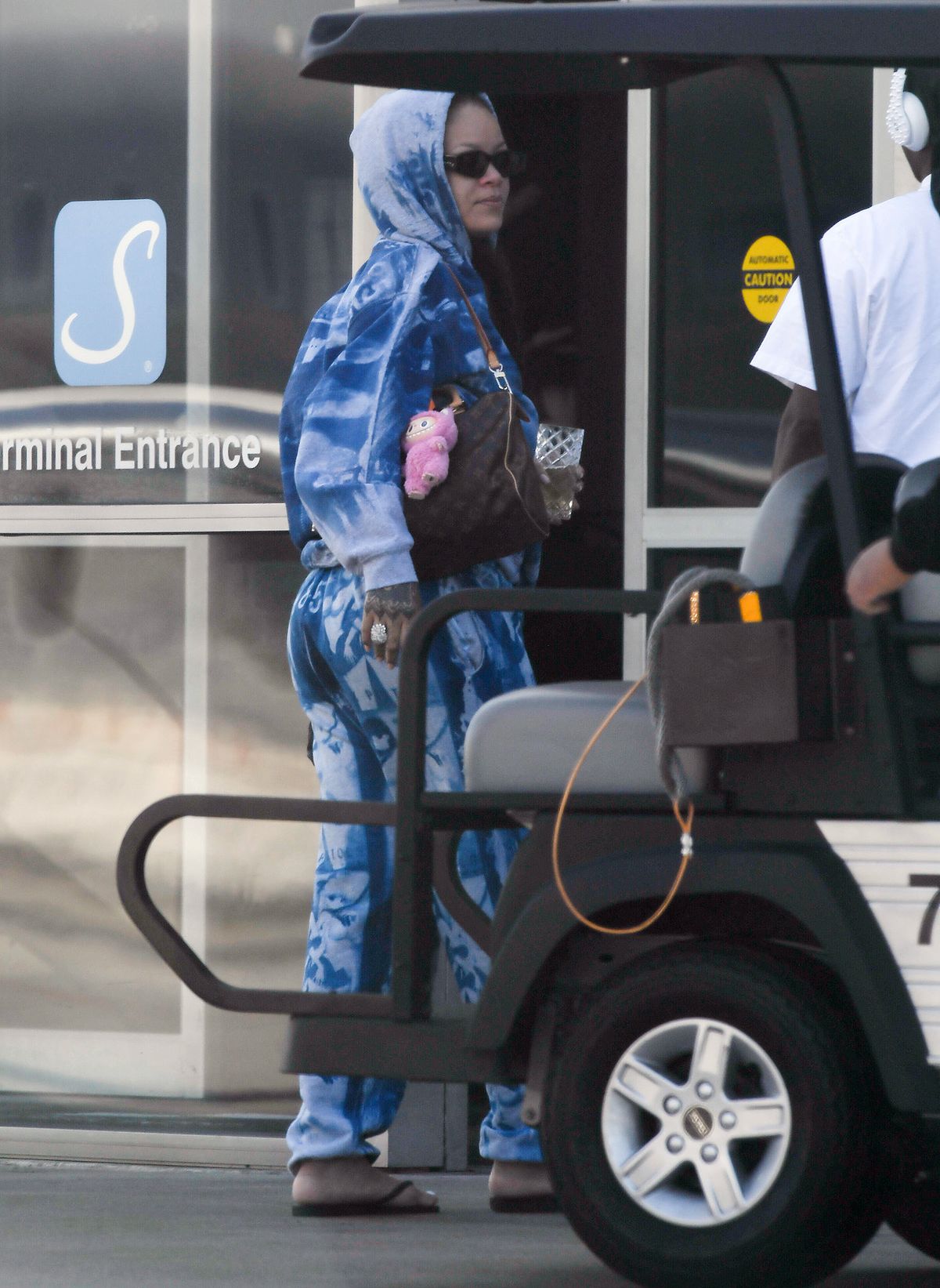 02/26/2025 EXCLUSIVE: Rihanna and A$AP Rocky spotted returning from a celebratory Caribbean vacation in Los Angeles. The couple were seen exiting a private jet with a few companions a week after Rocky was found not guilty on gun charges. Rihanna carried a Louis Vuitton bag and wore a blue sweatsuit and a pair of sandals.

sales@theimagedirect.com Please byline:TheImageDirect.com

*EXCLUSIVE PLEASE EMAIL sales@theimagedirect.com FOR FEES BEFORE USE