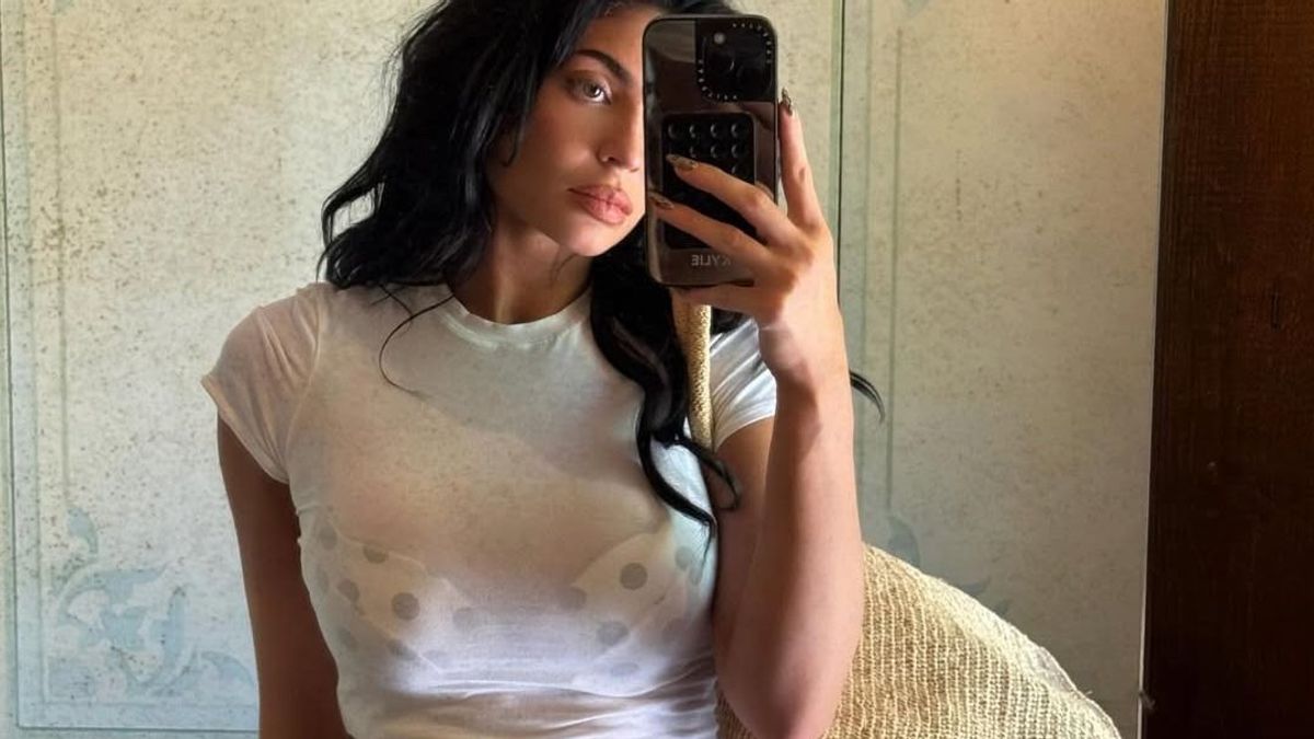 Ez a sztárok kedvenc bikinije: Kylie Jenner és Dua Lipa retró mintát hoztak újra divatba