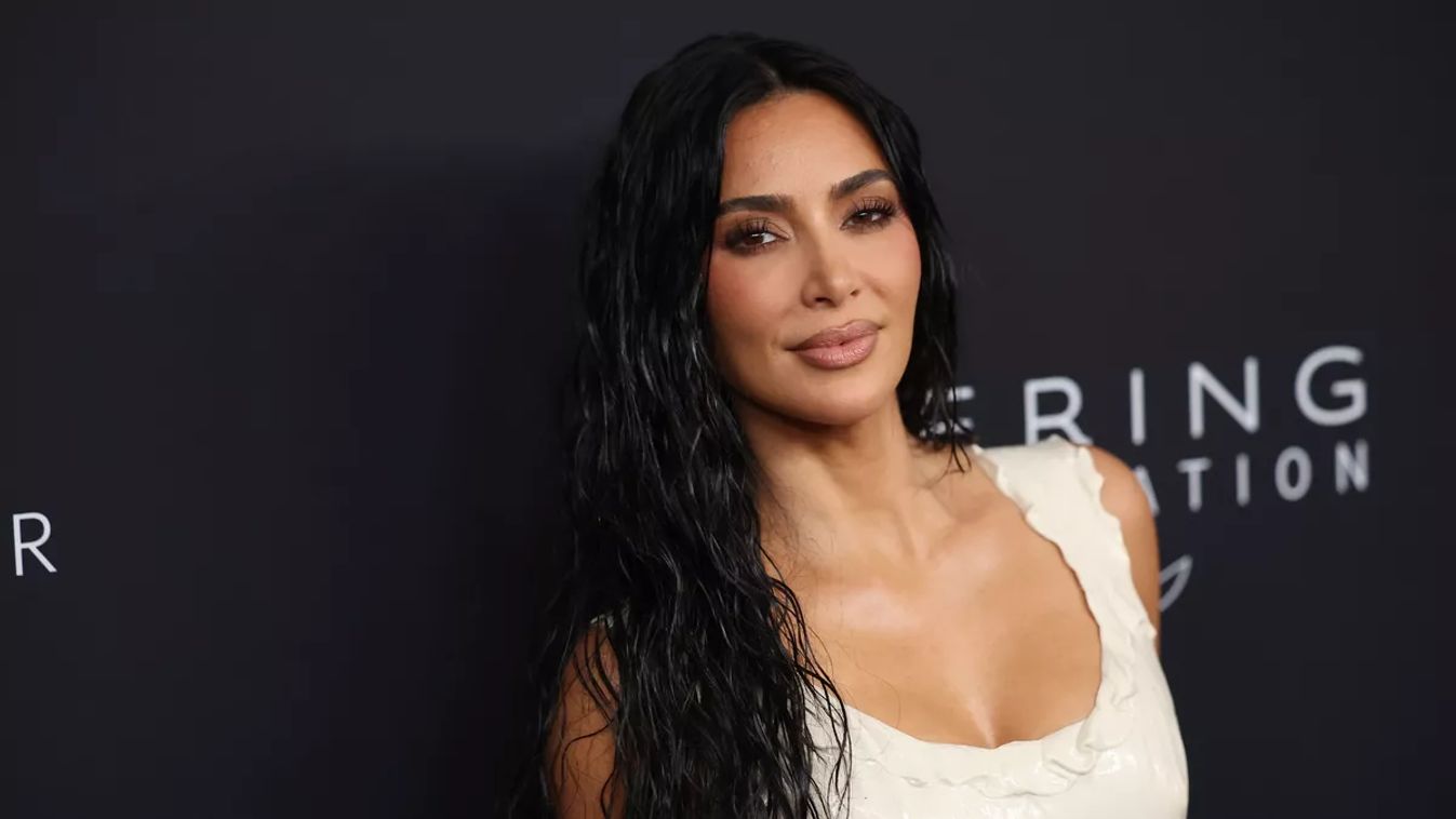 Kim Kardashian New Yorkban fehér ruhában 