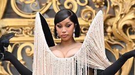Cardi B kitett magáért a párizsi divathéten: zsinórfüggöny mögül kandikált ki a dekoltázsa