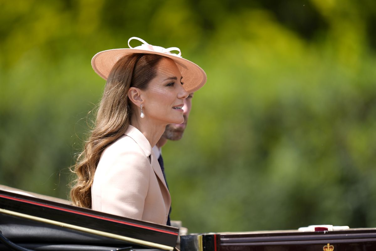 Katalin hercegné világos hajfürtökkel fogadta a francia elnököt Emmanuel Macront Angliában 
