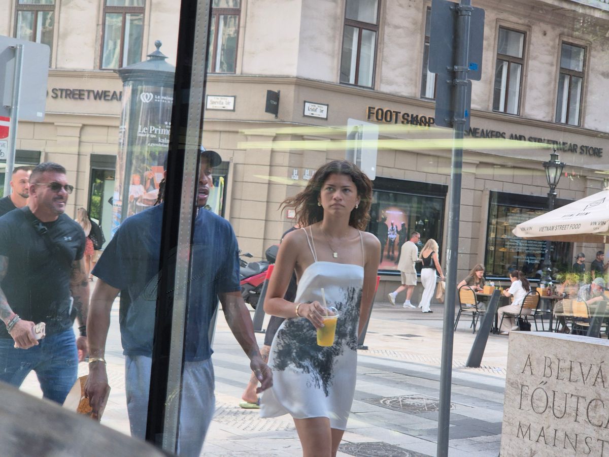 Zendaya egy budapesti galériába látogatott el
