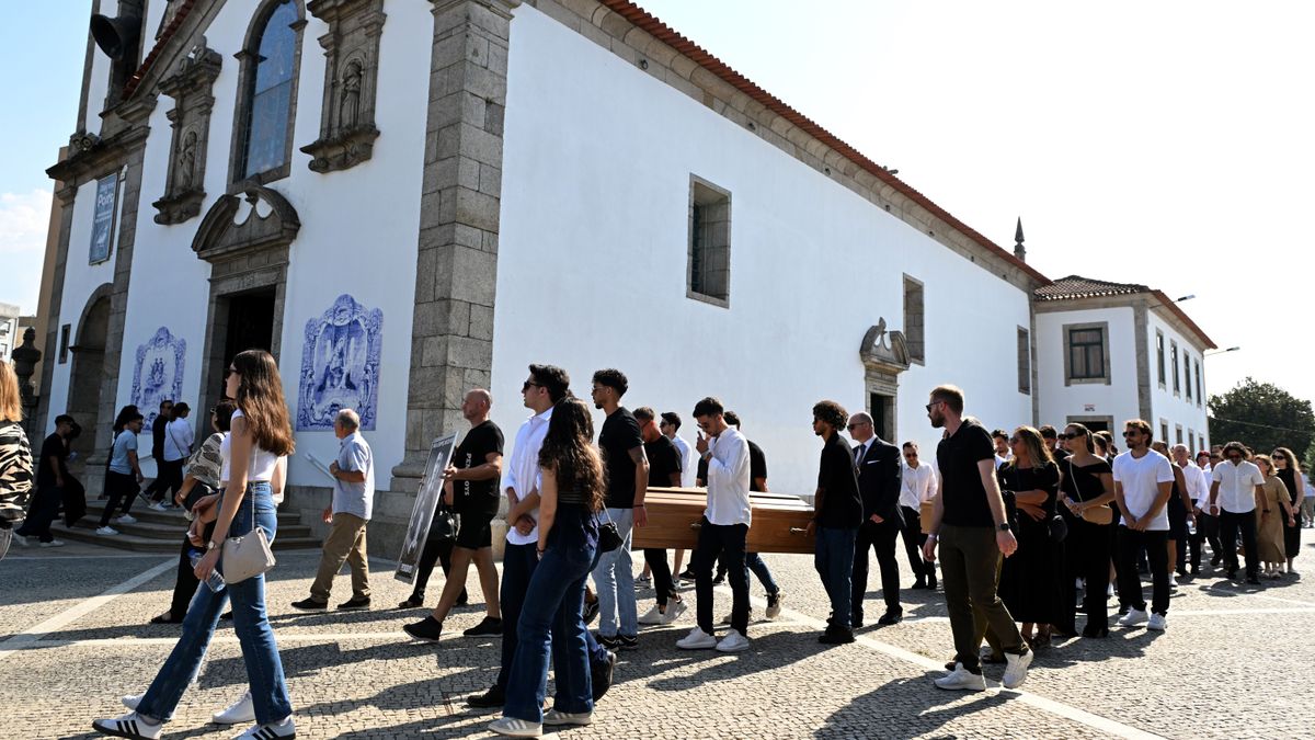 Kisírt szemek, összeomlott szülők, zokogás: zártkörű szertartáson temették el Diogo Jotát és testvérét, Andre Silvát