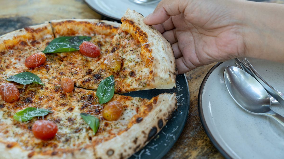 házi New York style pizza recept Jennifer Lopez születésnapja alkalmából
