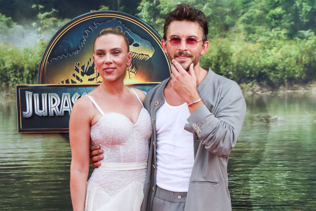 Scarlett Johansson és Jonathan Bailey