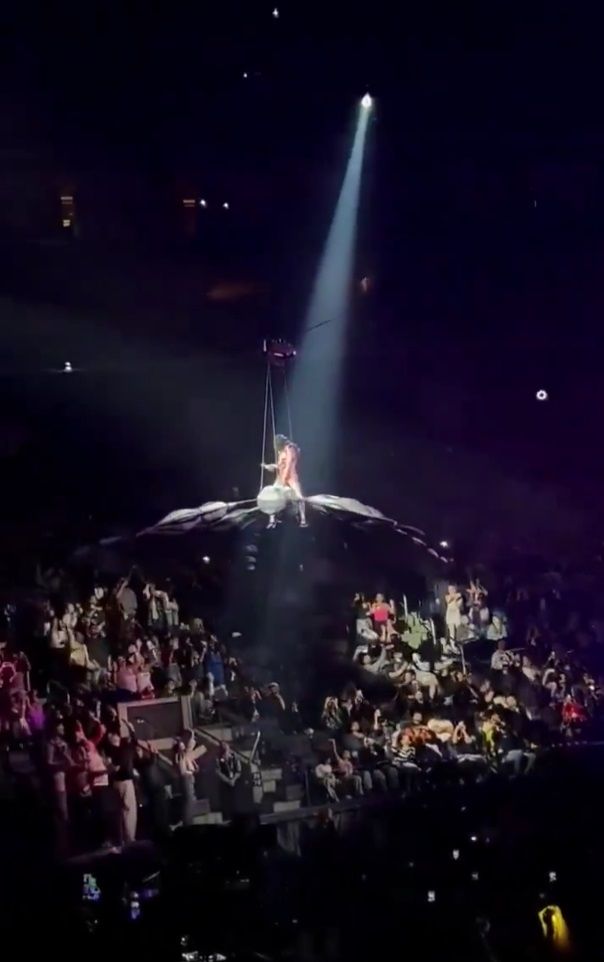 Katy Perry majdnem a közönségre zuhant