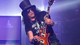 A rocktörténelem legmenőbb gitárosa lopta a cilinderét: 10 meglepő sztori a 60 éves Slash életéből