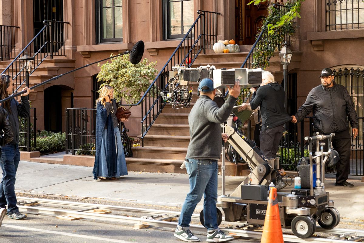 Sarah Jessica Parker sur le tournage de la série télévisée "And Just Like That..." dans le quartier de Greenwich village à New York City, New York, Etats-Unis, le 28 octobre 2024. © Alexis Haulot/ImageBuzz/Bestimage Sarah Jessica Parker is seen on the set of "And Just Like That..." TV series at Greenwich village in New York, NY, USA, on October 28, 2024.