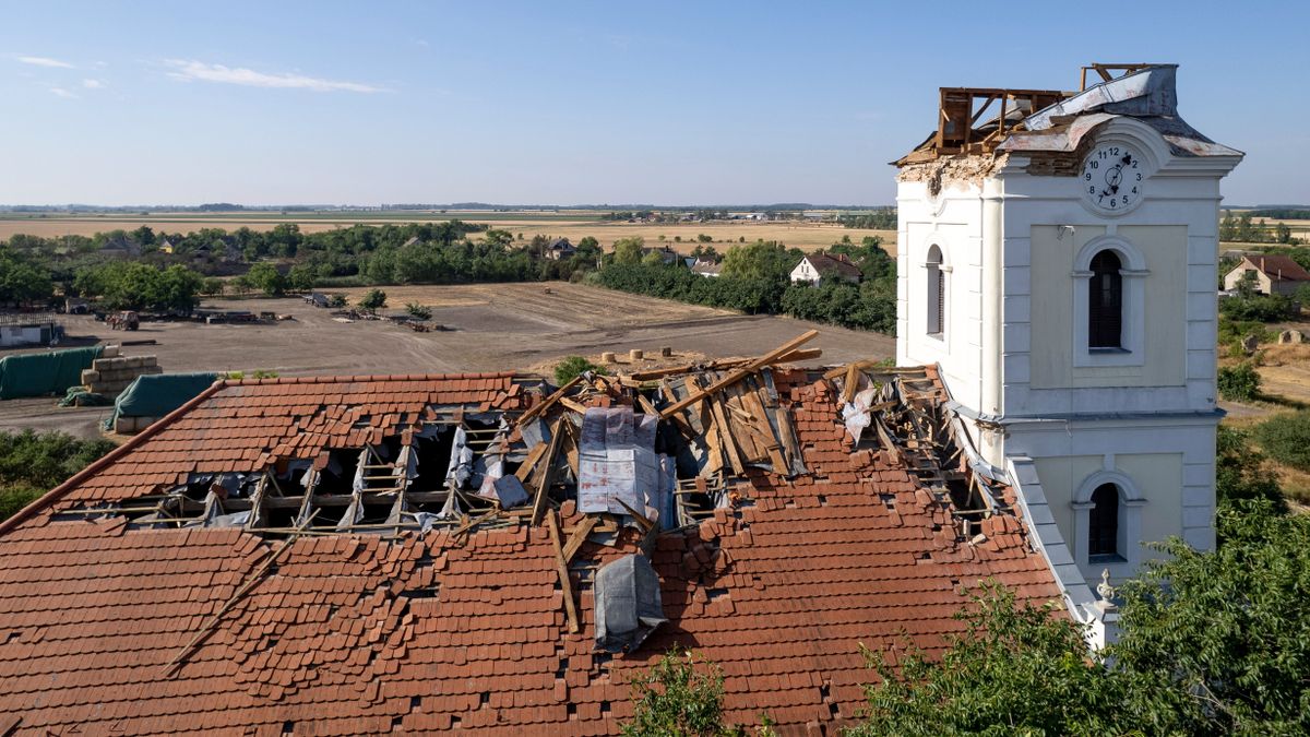 Gyökerestül facsarta ki a fákat, és tetőket szaggatott le a vihar: íme, az 5 legdurvább videó a pusztításról