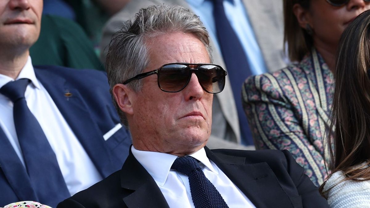 Hugh Grant nagyon beégett: elaludt Wimbledonban Kamilla királyné mögött - VIDEÓ
