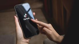 Vége az online kéregetésnek: új szabályokkal szigorít a TikTok