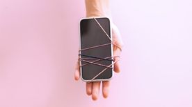 A telefonfüggőség teszi tönkre a szexuális életedet? Egy kutatás szerint igen