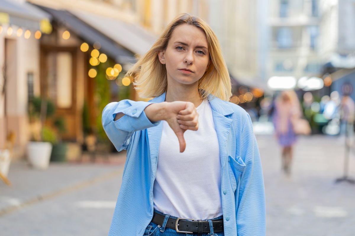 dislike jelet mutató nő, turista, város