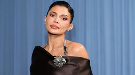 A reggeli rutin, amit Kylie Jenner sosem hagyna ki — Napi 1 perc, és olyan arcformád lesz, mint neki