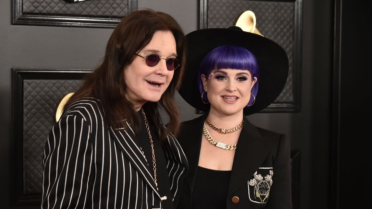 Lánykérés: ellopta a show-t apja elől a búcsúkoncerten Kelly Osbourne - Pszichológus elemezte a helyzetet
