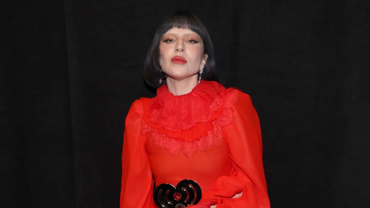 Lady Gaga koktélcseresznyével és kólával issza a bort