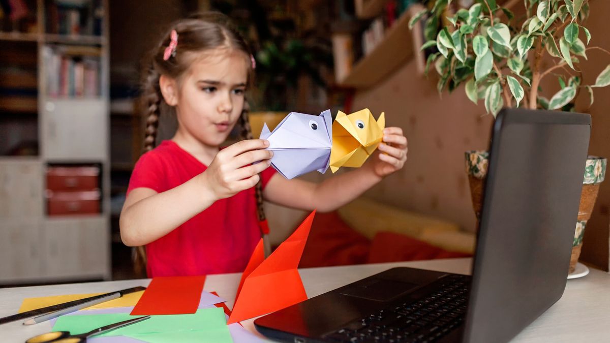 Az unatkozás helyett a kislány origamizik
