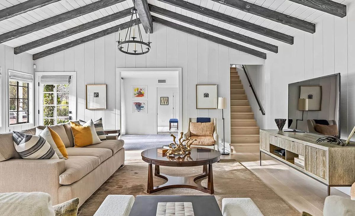 17-10-2022

Kate Upton and Justin Verlander have sold their home in Beverly Hills Post Office, Los Angeles to actor Timothee Chalamet for $11 million. With 5,521 square feet of living space, there are 4 bedrooms and 5 bathrooms. Special features include 1.55 acres of land, long, gated driveway, games room with a media centre, wet bar and temperature-controlled wine closet, pool and tennis court. Vin Diesel is their next-door neighbour. 

Pictured: Kate Upton and Justin Verlander's house,Image: 653686612, License: Rights-managed, Restrictions: ***
HANDOUT image or SOCIAL MEDIA IMAGE or FILMSTILL for EDITORIAL USE ONLY! * Please note: Fees charged by Profimedia are for the Profimedia's services only, and do not, nor are they intended to, convey to the user any ownership of Copyright or License in the material. Profimedia does not claim any ownership including but not limited to Copyright or License in the attached material. By publishing this material you (the user) expressly agree to indemnify and to hold Profimedia and its directors, shareholders and employees harmless from any loss, claims, damages, demands, expenses (including legal fees), or any causes of action or allegation against Profimedia arising out of or connected in any way with publication of the material. Profimedia does not claim any copyright or license in the attached materials. Any downloading fees charged by Profimedia are for Profimedia's services only. * Handling Fee Only 
***, Model Release: no