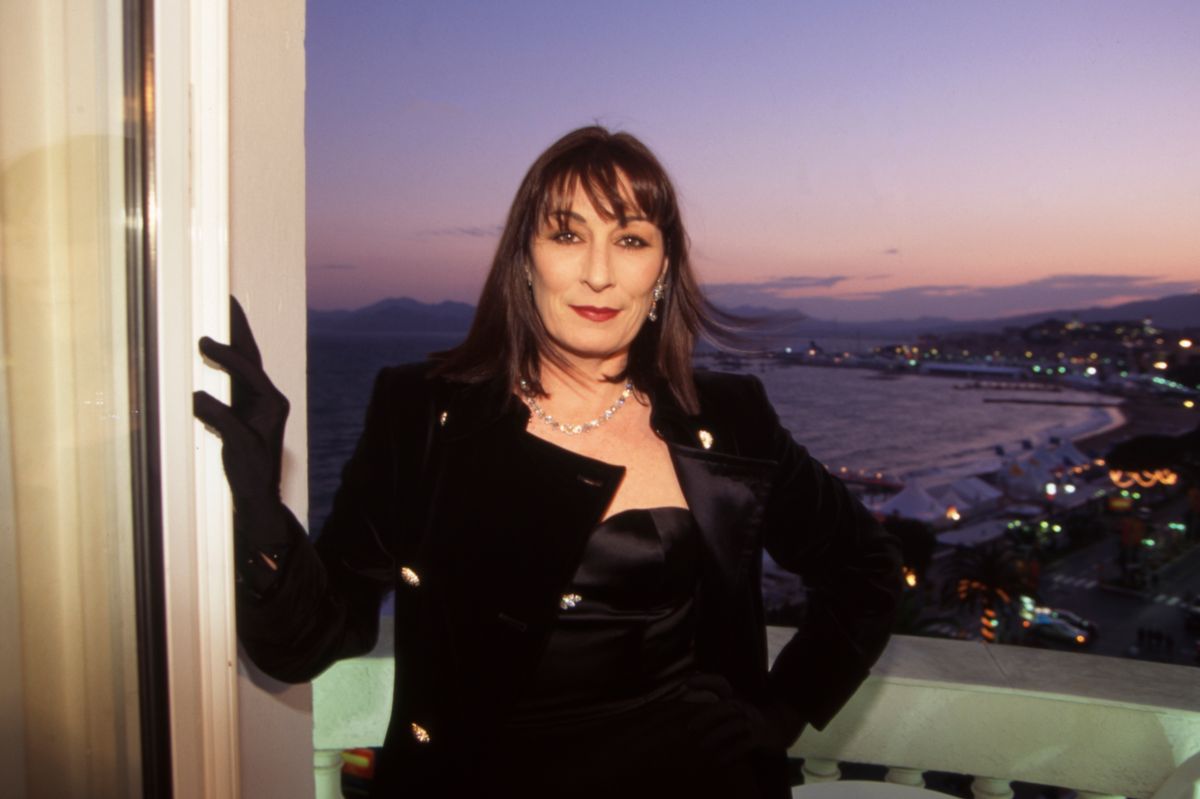 Anjelica Huston au Festival de Cannes, France le 13 mai 1997. (Photo by Patrick AVENTURIER/Gamma-Rapho via Getty Images)