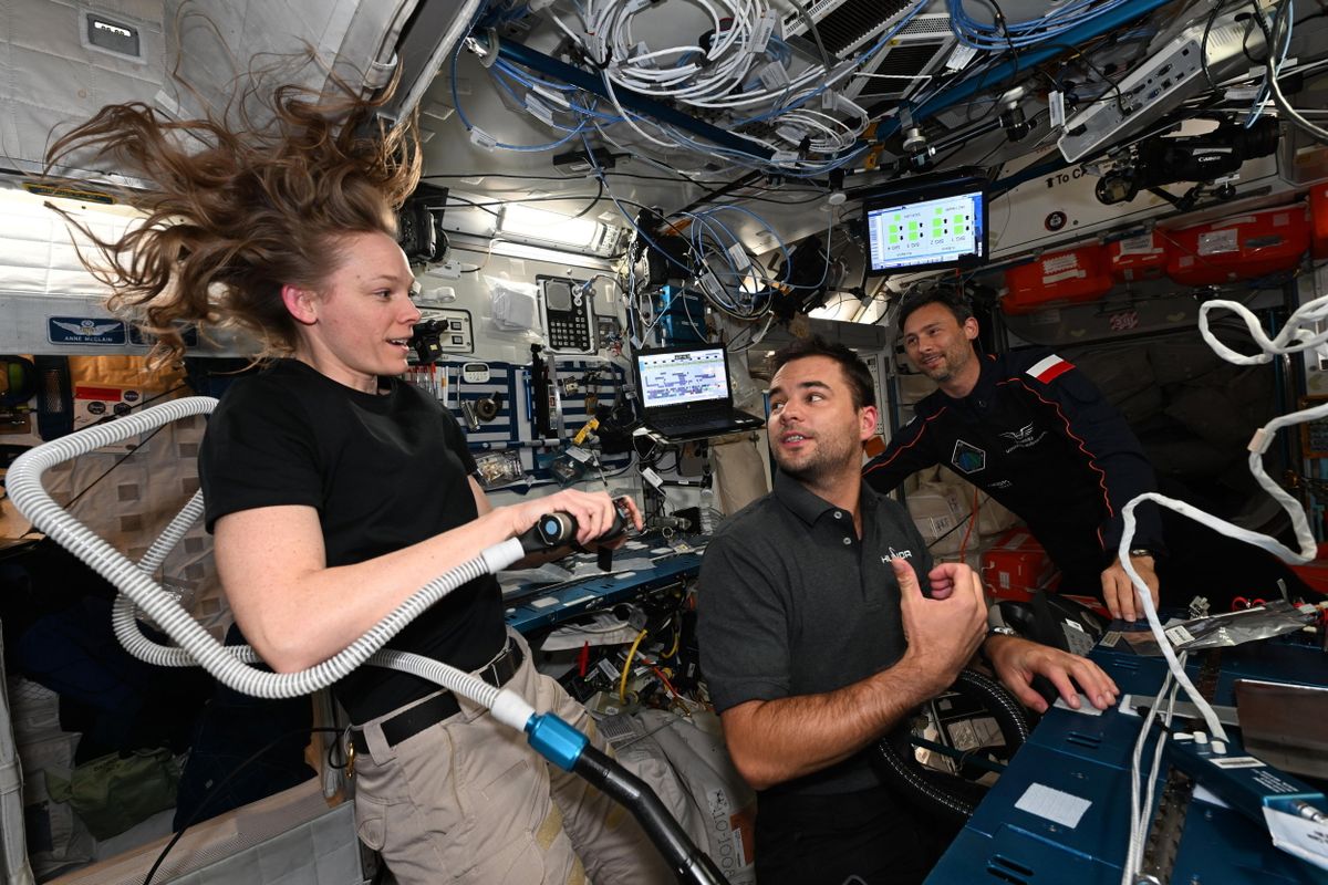 A Nemzetközi Űrállomás legénységének, így Kapu Tibornak is a haját Nichole Ayers, a NASA űrhajósa vágta le