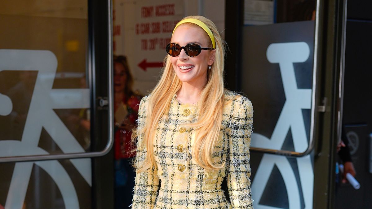 Blair Waldorf ihlette outfitben, hajpánttal lépett utcára Lindsay Lohan