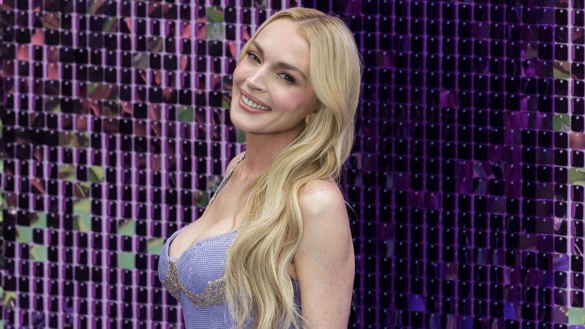Lindsay Lohan lila ruhában