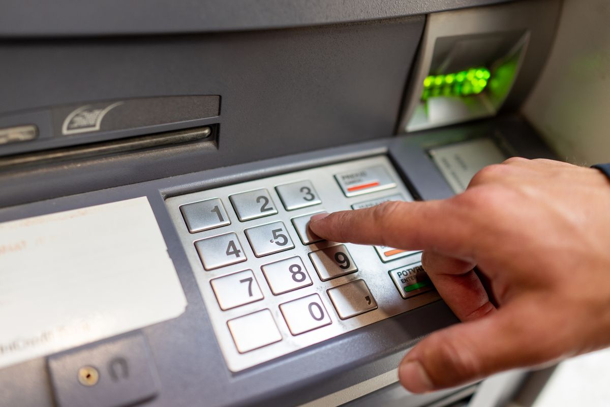 atm, Modern hűtlenség: a pasik legújabb trükkje az ATM-es megcsalás.